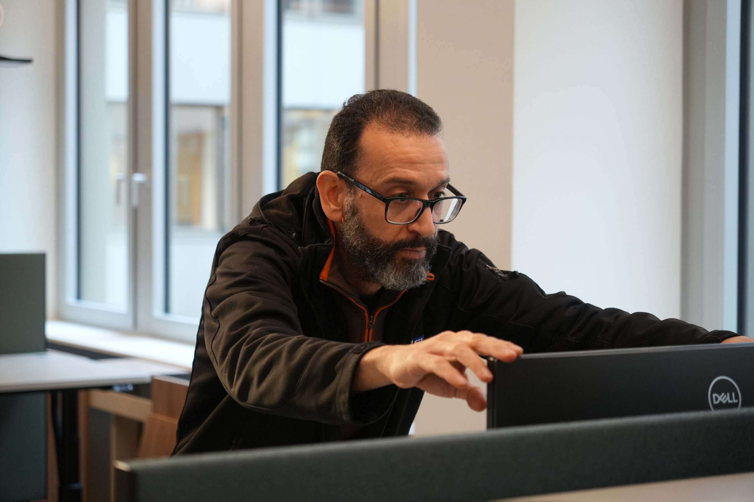 ITN-Techniker richtet einen IT-Arbeitsplatz am Bildschirm ein